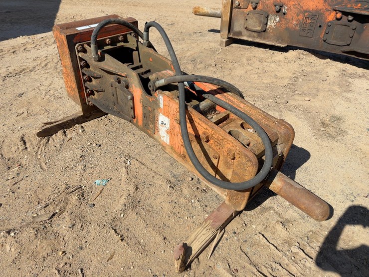 caterpillar-m318-image-1