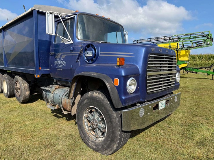 1975-ford-8000-image-8