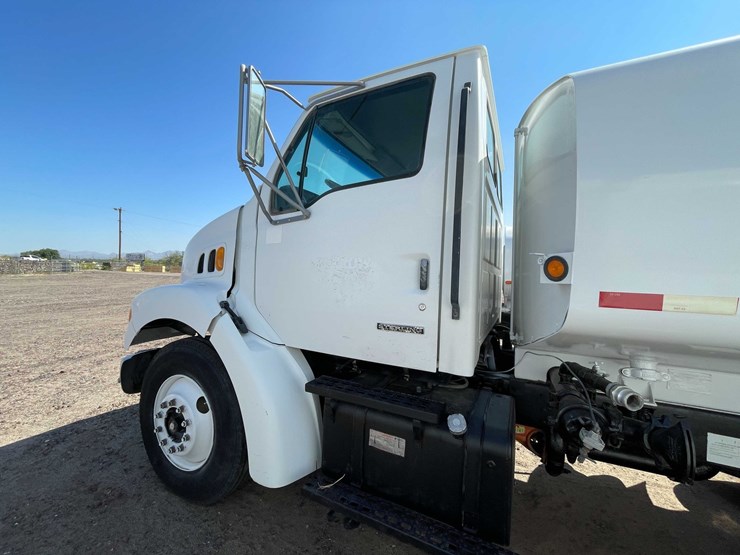 #1851-•-2000-sterling-7500-water-tank-truck-(has-nm-title)-image-22