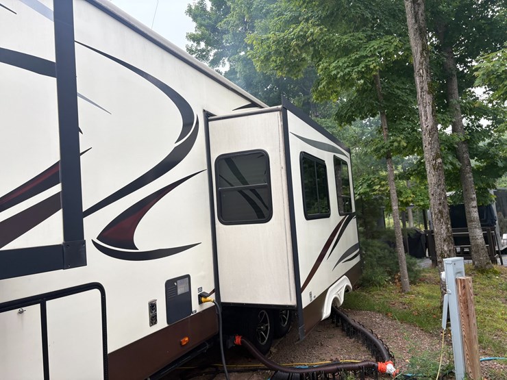 #5997-•-2015-forest-river-sierra-camper-(three-lakes,-wi)-(title-in-delay)-image-3