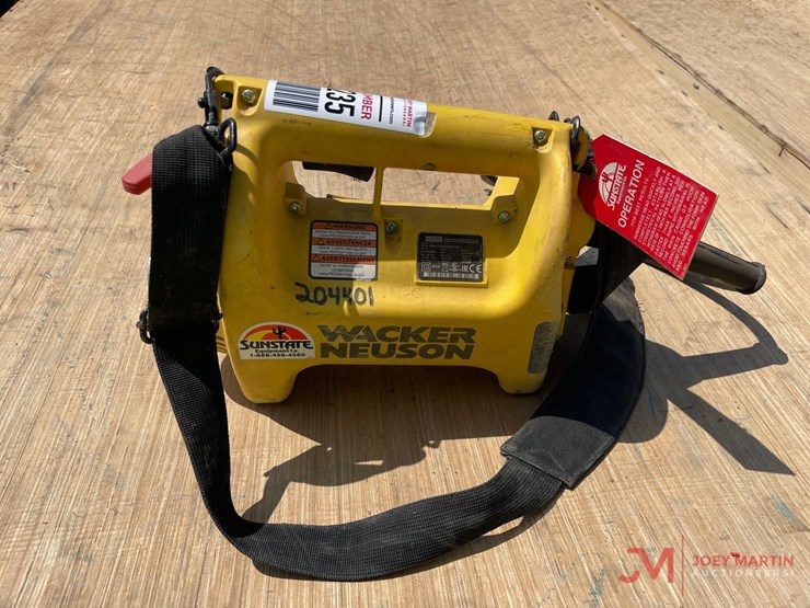 wacker-neuson-2hp-concrete-vibrator-with-shoulder-strap-image-4