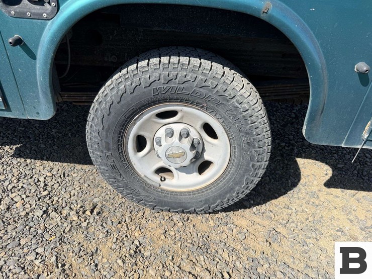 2002-chevrolet-silverado-2500-image-15