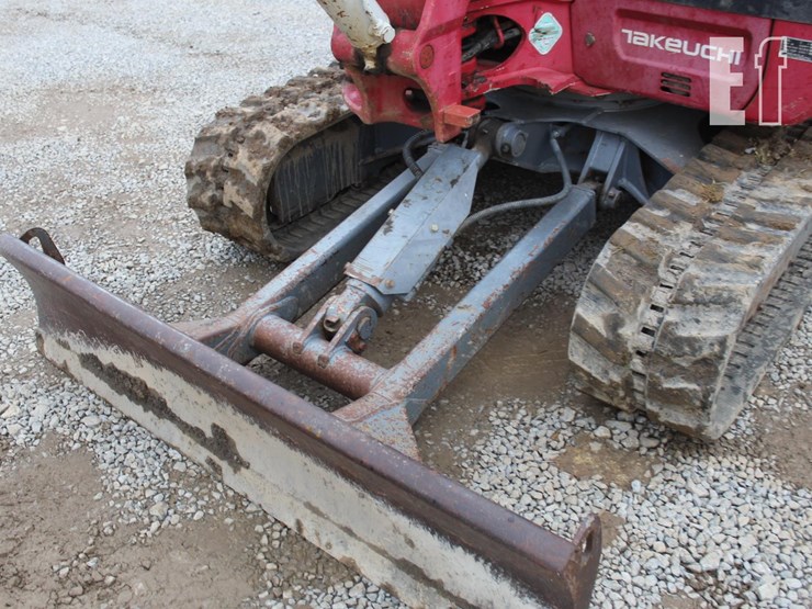 takeuchi-tb240-image-9