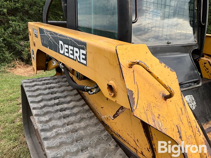 2007-deere-ct332-image-17