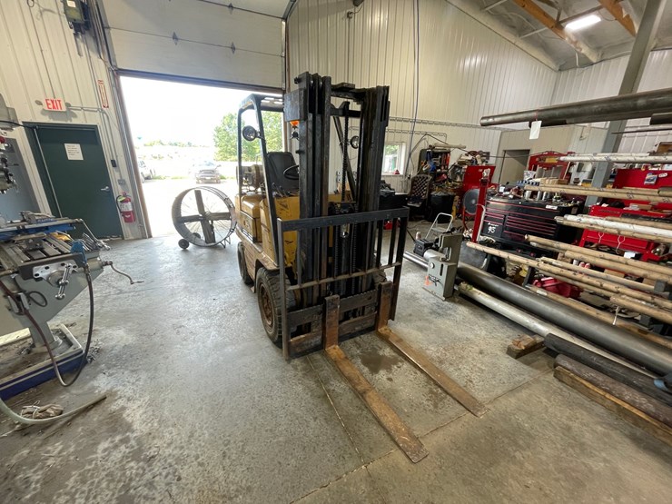 #133-•-cat-pneumatic-forklift-(shawano,-wi)-image-3