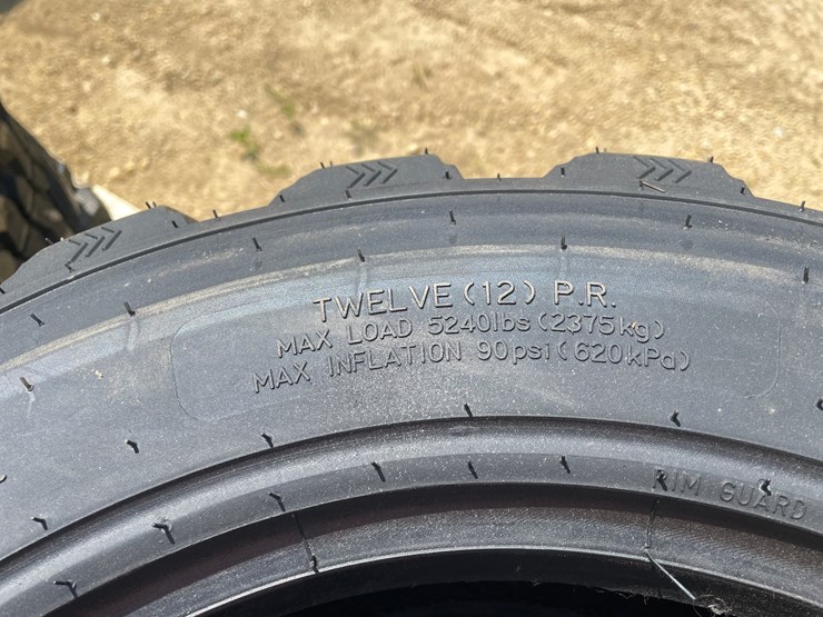 #2210-•-(4)-forerunner-10-16.5-radial-tires-image-7