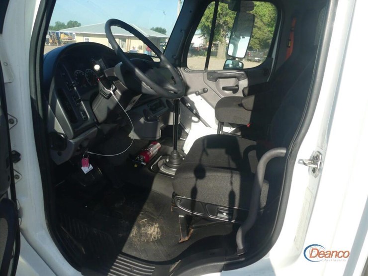 2015-freightliner-m2-106-image-13