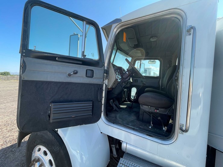 2004-peterbilt-330-image-32