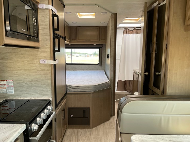 2021-ford-e350-image-22