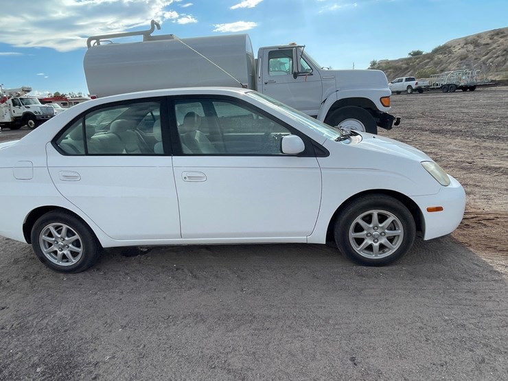 #1853-•-2002-toyota-prius-(title-in-delay)-image-5