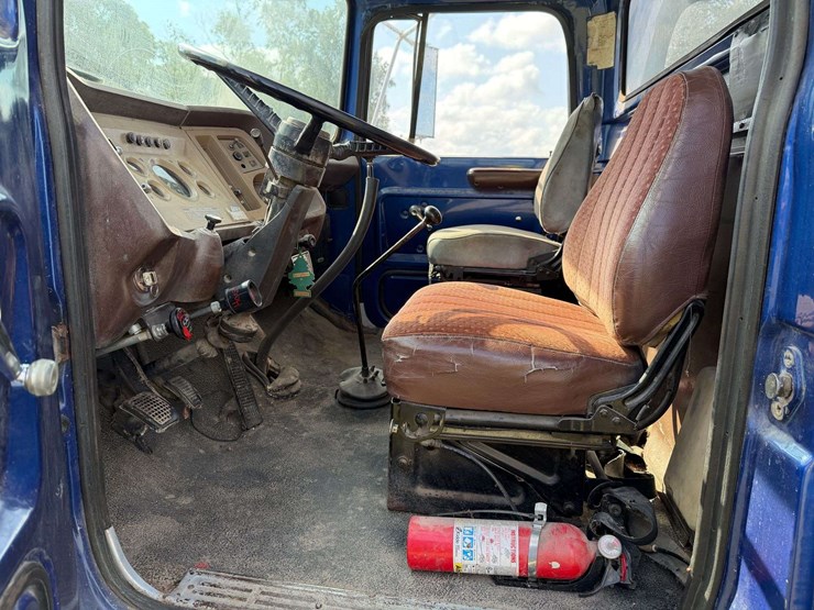 1975-ford-8000-image-34