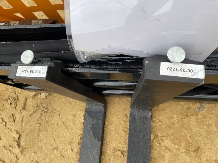 #2532-•-new-wolverine-pallet-fork-with-hydraulic-adjustable-image-11
