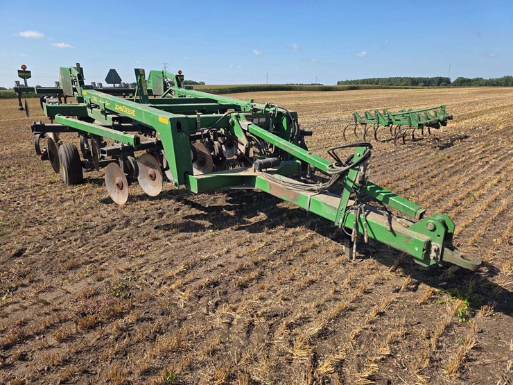 john-deere-2700-image-1