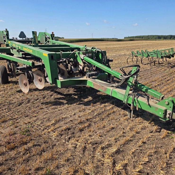 JOHN DEERE 2700