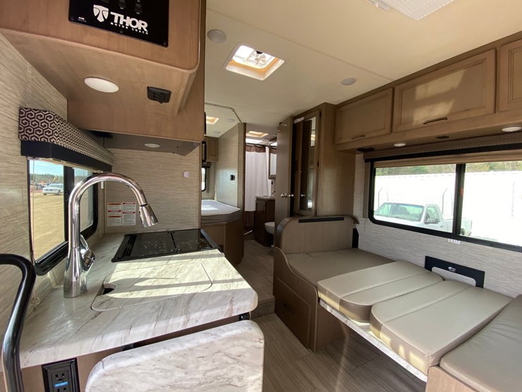 2021-ford-e350-image-25