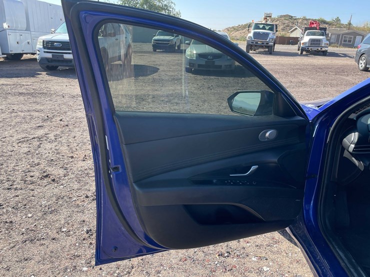 #1859-•-2023-hyundai-elantra-(has-nm-title)-image-28