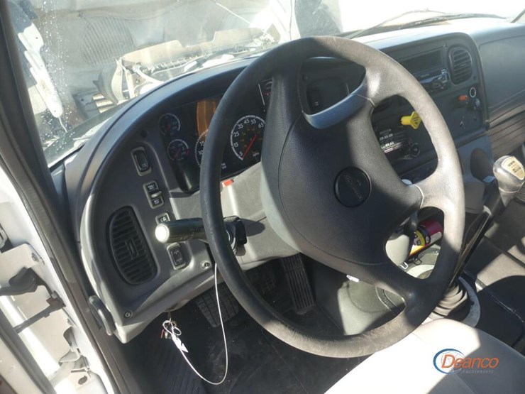 2014-freightliner-m2-106-image-14