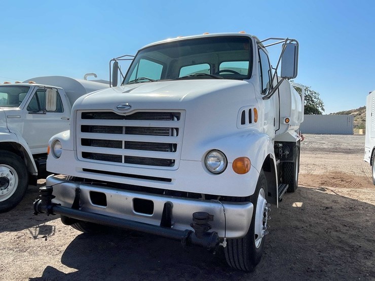 #1851-•-2000-sterling-7500-water-tank-truck-(has-nm-title)-image-2