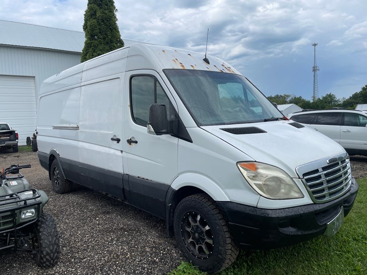 #2841-•-2010-freightliner-van-(has-wi-title)-image-3