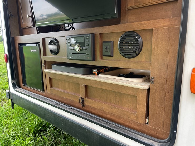 #2956-•-2017-venture-sporttrek-327-camper-(has-wi-title)-image-18