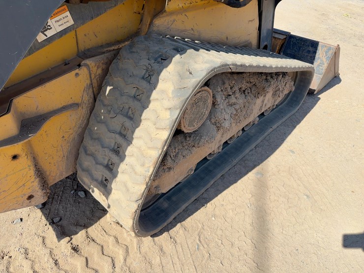 2013-deere-329e-image-13