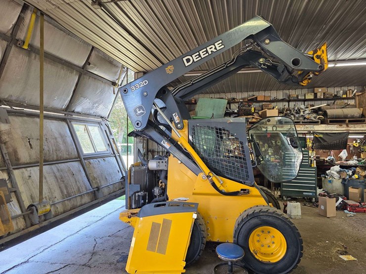 2016-deere-332d-image-50