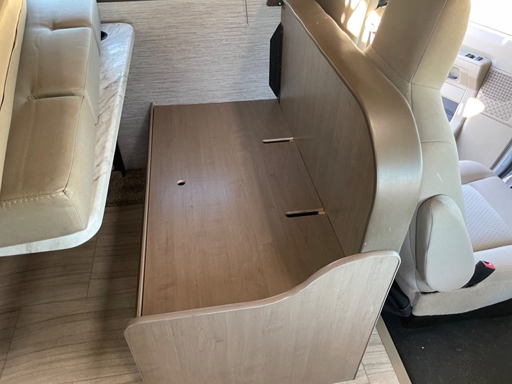 2021-ford-e350-image-102