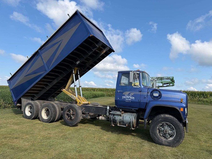 1975-ford-8000-image-76