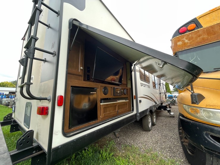 #2956-•-2017-venture-sporttrek-327-camper-(has-wi-title)-image-16