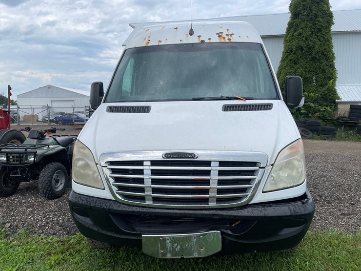 #2841-•-2010-freightliner-van-(has-wi-title)-image-2