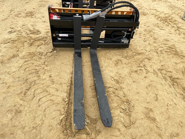 #2532-•-new-wolverine-pallet-fork-with-hydraulic-adjustable-image-2