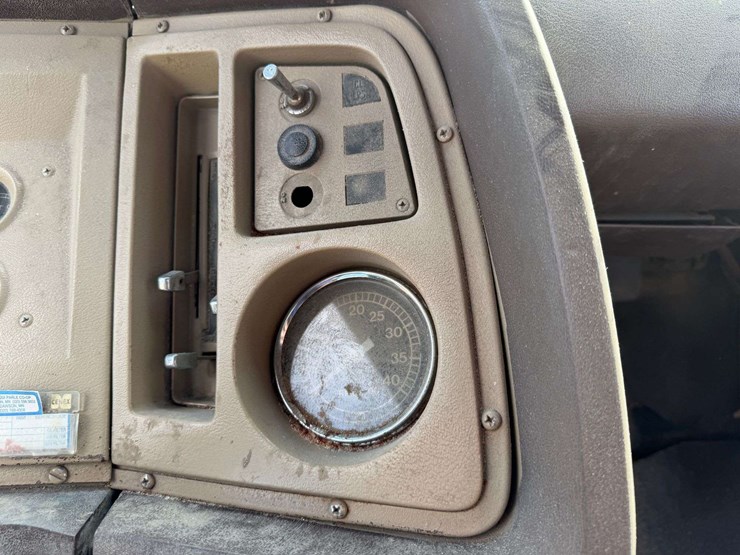 1975-ford-8000-image-44