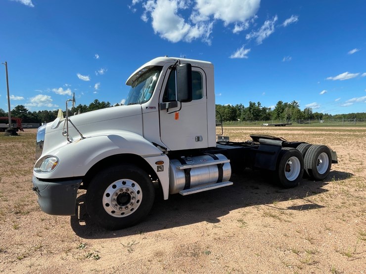 #217-•-2005-freightliner-day-cab-(has-wi-title)-(kronenwetter,-wi)-image-2