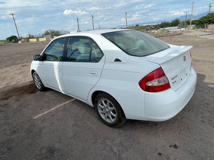 #1853-•-2002-toyota-prius-(title-in-delay)-image-12