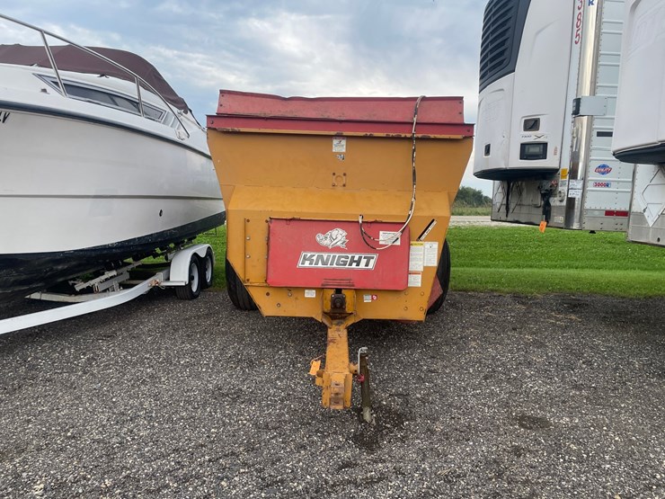 #2376-•-knight-manure-spreader-image-2