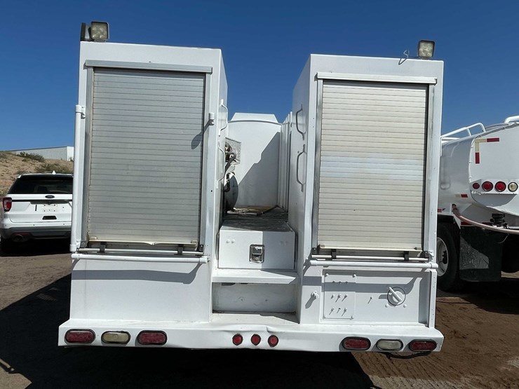 2004-peterbilt-330-image-87