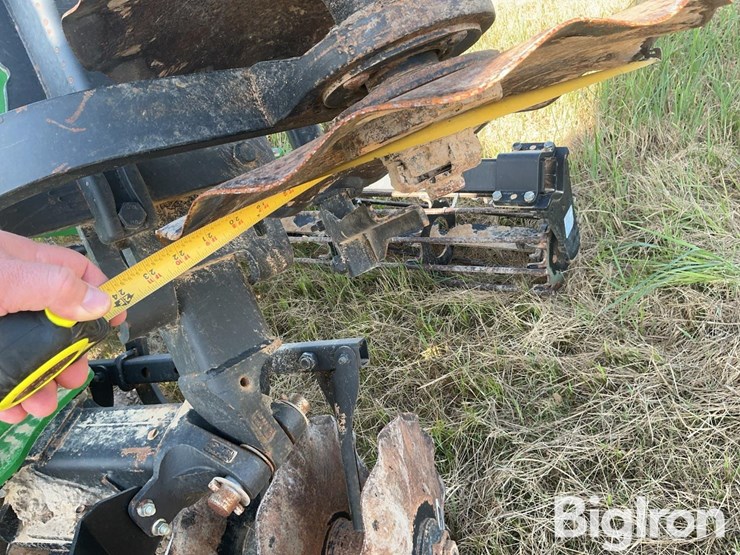 2022-john-deere-2633-image-11