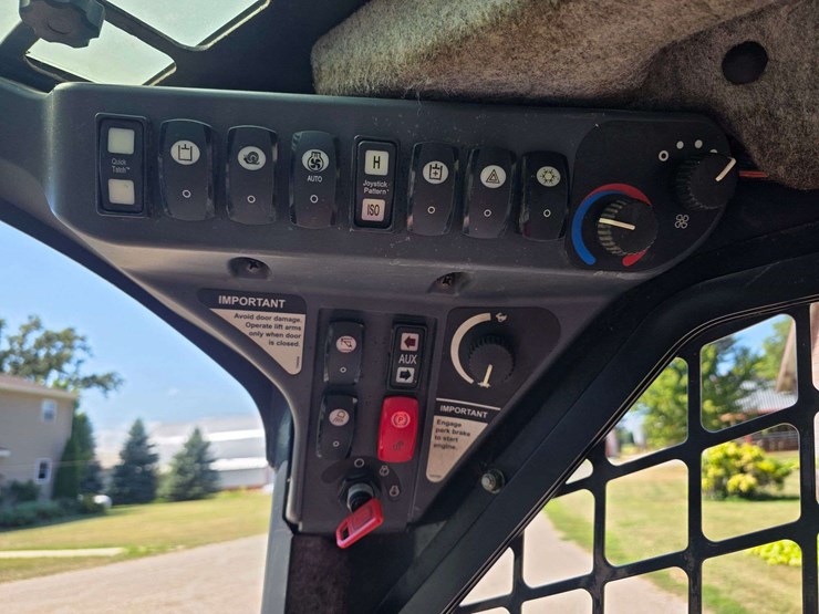 2016-deere-332d-image-44