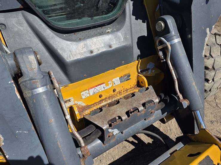 2016-deere-332d-image-34