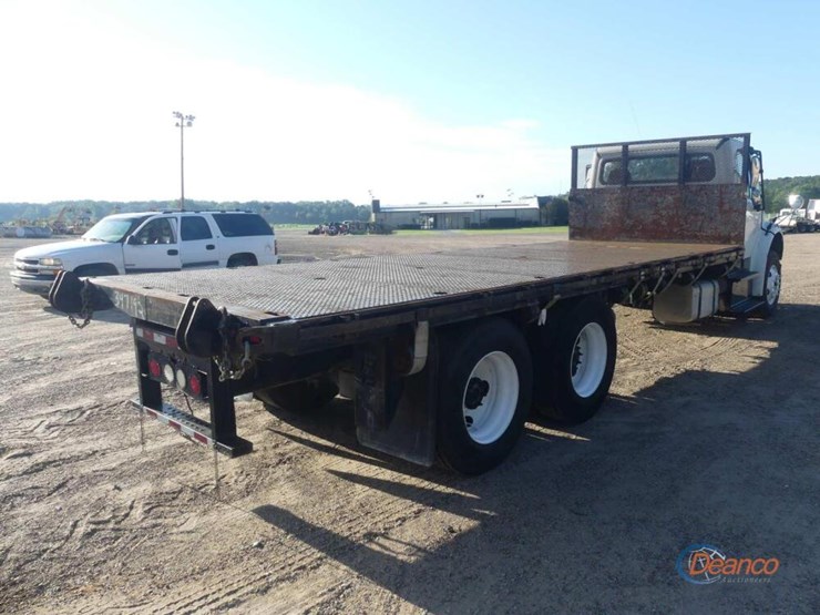 2015-freightliner-m2-106-image-2
