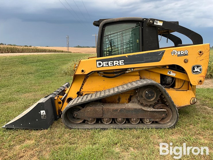 2007-deere-ct332-image-8