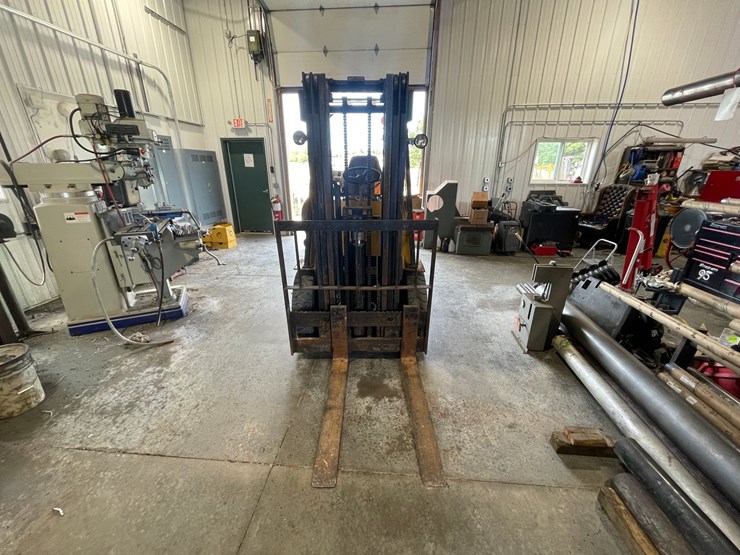 #133-•-cat-pneumatic-forklift-(shawano,-wi)-image-2