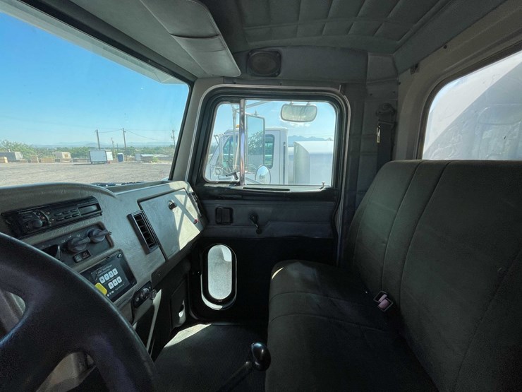 2004-peterbilt-330-image-41