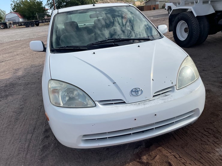 #1853-•-2002-toyota-prius-(title-in-delay)-image-3