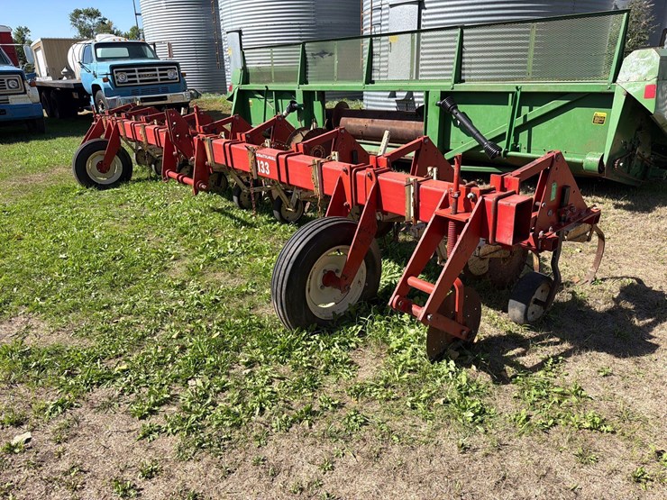 international-133-cultivator-image-1