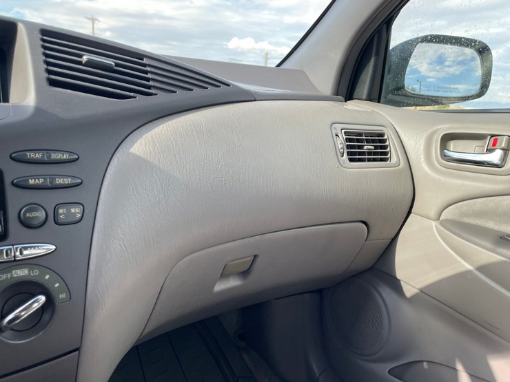 #1853-•-2002-toyota-prius-(title-in-delay)-image-42