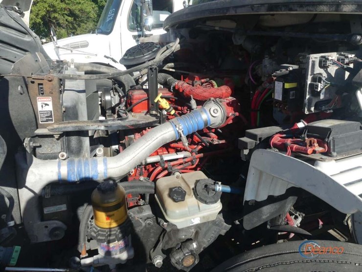 2014-freightliner-m2-106-image-8