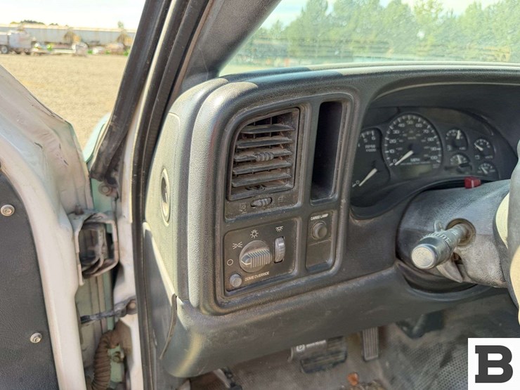 2002-chevrolet-silverado-2500-image-32