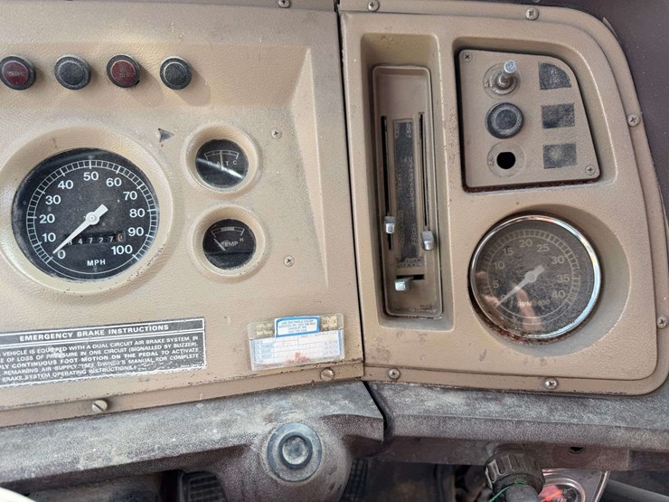1975-ford-8000-image-43