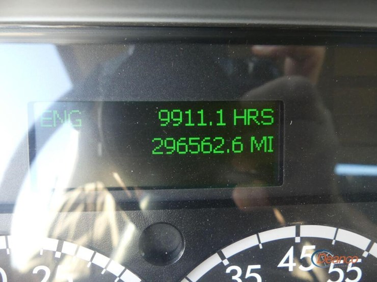 2014-freightliner-m2-106-image-18
